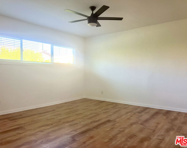 5263 Riverton Avenue - Photo Thumbnail 19