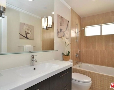 5354 Lindley Avenue - Photo Thumbnail 7