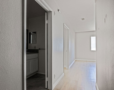 820 S St Andrews Place - Photo Thumbnail 1