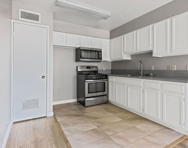 820 S St Andrews Place - Photo Thumbnail 8