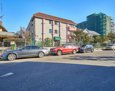 820 S St Andrews Place - Photo Thumbnail 10