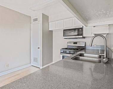 820 S St Andrews Place - Photo Thumbnail 9