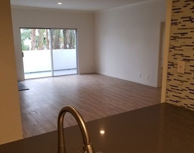 1031 N Crescent Heights Boulevard - Photo Thumbnail 2