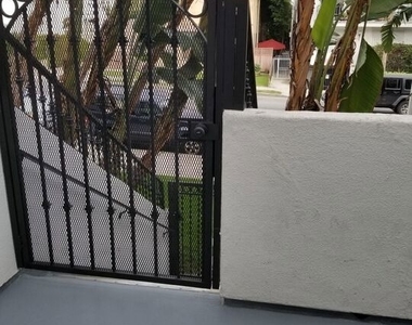 1031 N Crescent Heights Boulevard - Photo Thumbnail 10