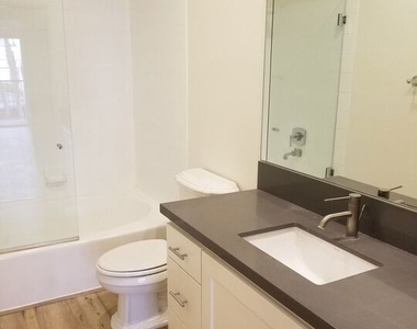 1031 N Crescent Heights Boulevard - Photo Thumbnail 20