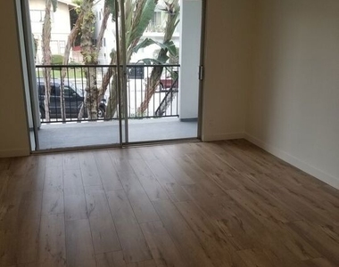 1031 N Crescent Heights Boulevard - Photo Thumbnail 16