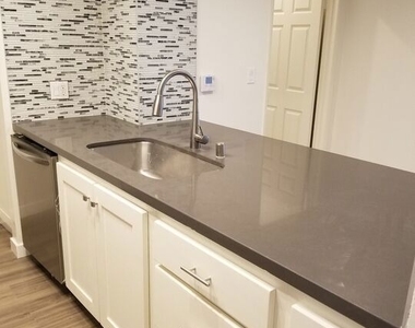 1031 N Crescent Heights Boulevard - Photo Thumbnail 4