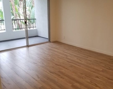 1031 N Crescent Heights Boulevard - Photo Thumbnail 12