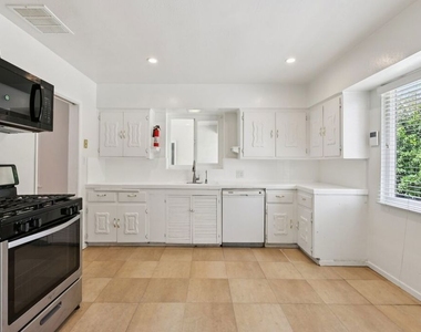 6727 Orion Avenue - Photo Thumbnail 12