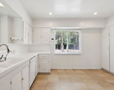 6727 Orion Avenue - Photo Thumbnail 14