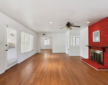 6727 Orion Avenue - Photo Thumbnail 8