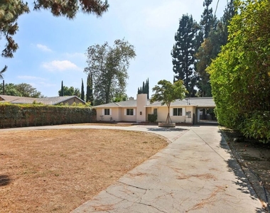 6727 Orion Avenue - Photo Thumbnail 3