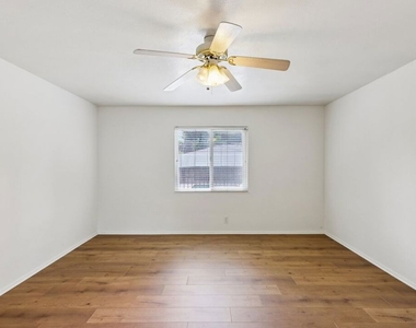 6727 Orion Avenue - Photo Thumbnail 21
