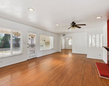 6727 Orion Avenue - Photo Thumbnail 9