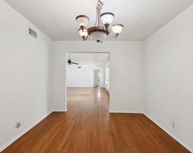 6727 Orion Avenue - Photo Thumbnail 28