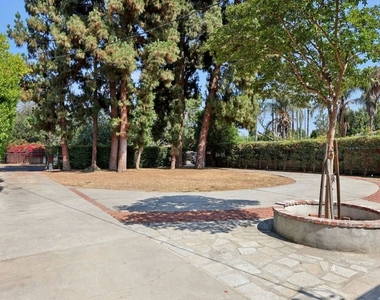 6727 Orion Avenue - Photo Thumbnail 2