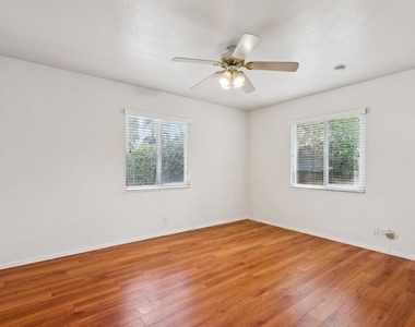 6727 Orion Avenue - Photo Thumbnail 15