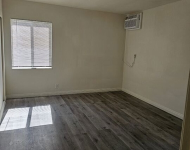 914 S Gramercy Drive - Photo Thumbnail 3