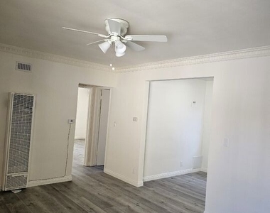 914 S Gramercy Drive - Photo Thumbnail 5