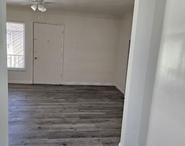 914 S Gramercy Drive - Photo Thumbnail 7