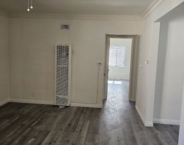 914 S Gramercy Drive - Photo Thumbnail 8
