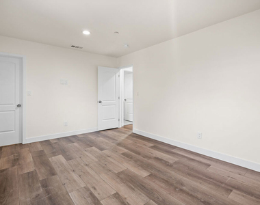2527 Hauser Boulevard - Photo Thumbnail 14