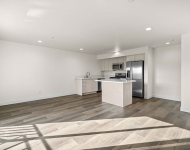 2527 Hauser Boulevard - Photo Thumbnail 3