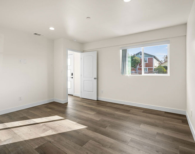 2527 Hauser Boulevard - Photo Thumbnail 8
