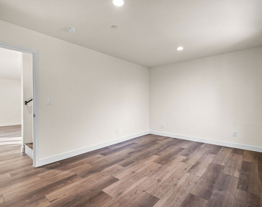 2527 Hauser Boulevard - Photo Thumbnail 13