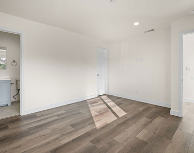 2527 Hauser Boulevard - Photo Thumbnail 9