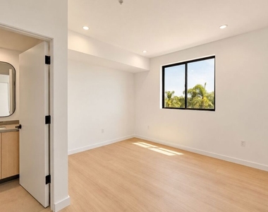 1825 N New Hampshire Avenue - Photo Thumbnail 10