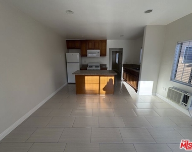 315 N Coronado Street - Photo Thumbnail 4