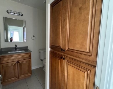 315 N Coronado Street - Photo Thumbnail 6