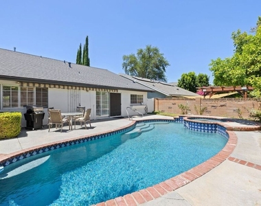 6206 Hesperia Avenue - Photo Thumbnail 4