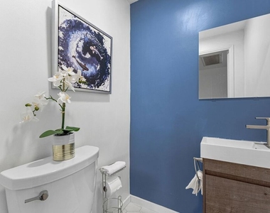 540 Kelton Avenue - Photo Thumbnail 12