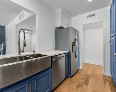 540 Kelton Avenue - Photo Thumbnail 4