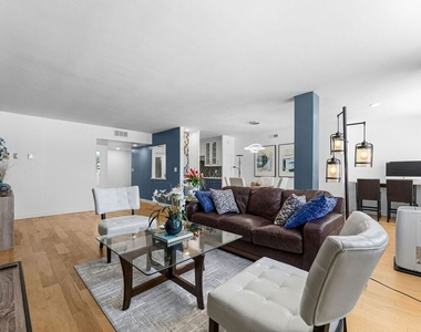 540 Kelton Avenue - Photo Thumbnail 3
