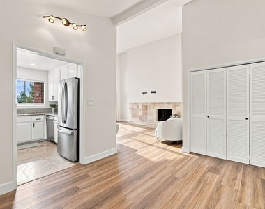 2322 Palos Verdes Drive - Photo Thumbnail 6