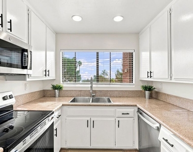 2322 Palos Verdes Drive - Photo Thumbnail 10