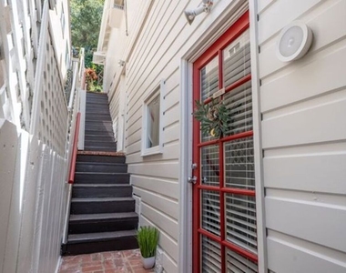 8936 Wonderland Avenue - Photo Thumbnail 17