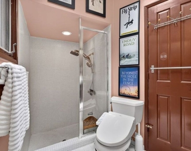 8936 Wonderland Avenue - Photo Thumbnail 15