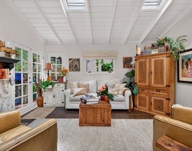 8936 Wonderland Avenue - Photo Thumbnail 3