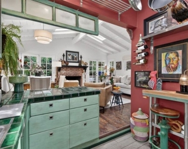 8936 Wonderland Avenue - Photo Thumbnail 9