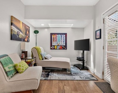 8936 Wonderland Avenue - Photo Thumbnail 19