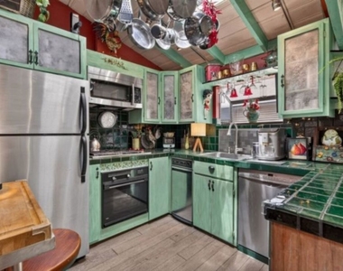 8936 Wonderland Avenue - Photo Thumbnail 6