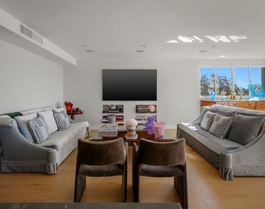 875 Comstock Avenue - Photo Thumbnail 5