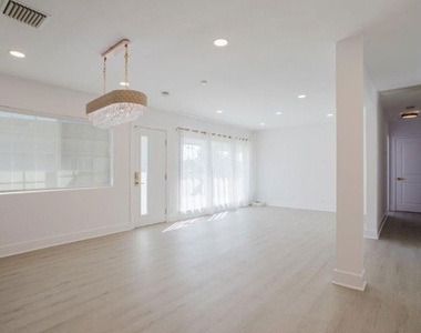 9620 Woodale Avenue - Photo Thumbnail 15