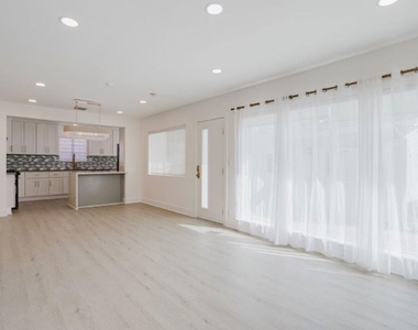 9620 Woodale Avenue - Photo Thumbnail 13