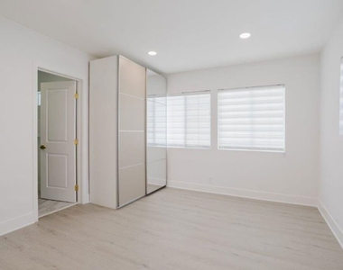 9620 Woodale Avenue - Photo Thumbnail 30