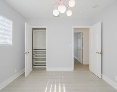 9620 Woodale Avenue - Photo Thumbnail 37